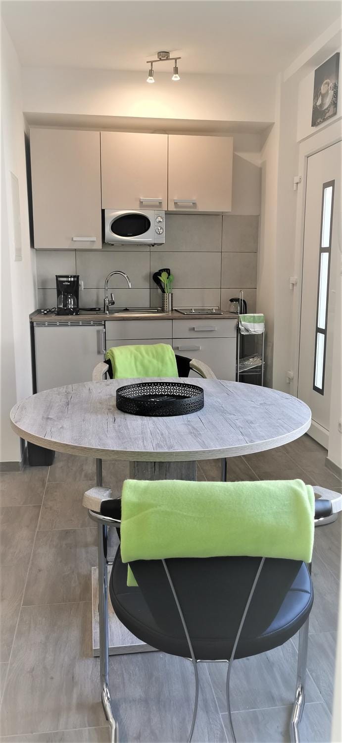 Kitchen or kitchenette, Dining area, Communal kitchen