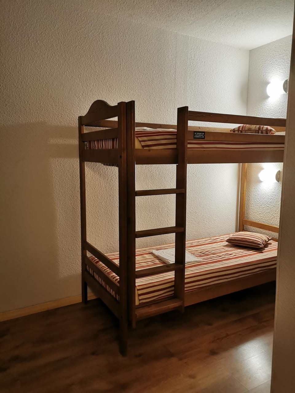 Bedroom, bunk bed