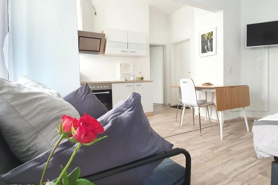 Kitchen or kitchenette, Living room, Seating area, Dining area