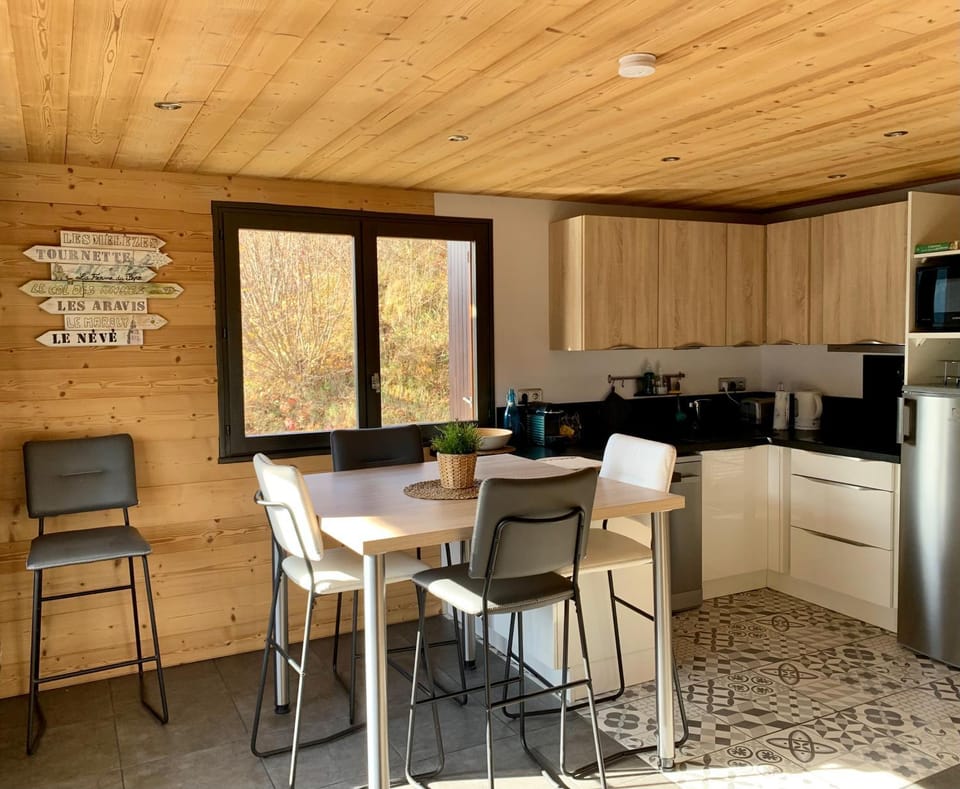 Kitchen or kitchenette, dishwasher, minibar, stove