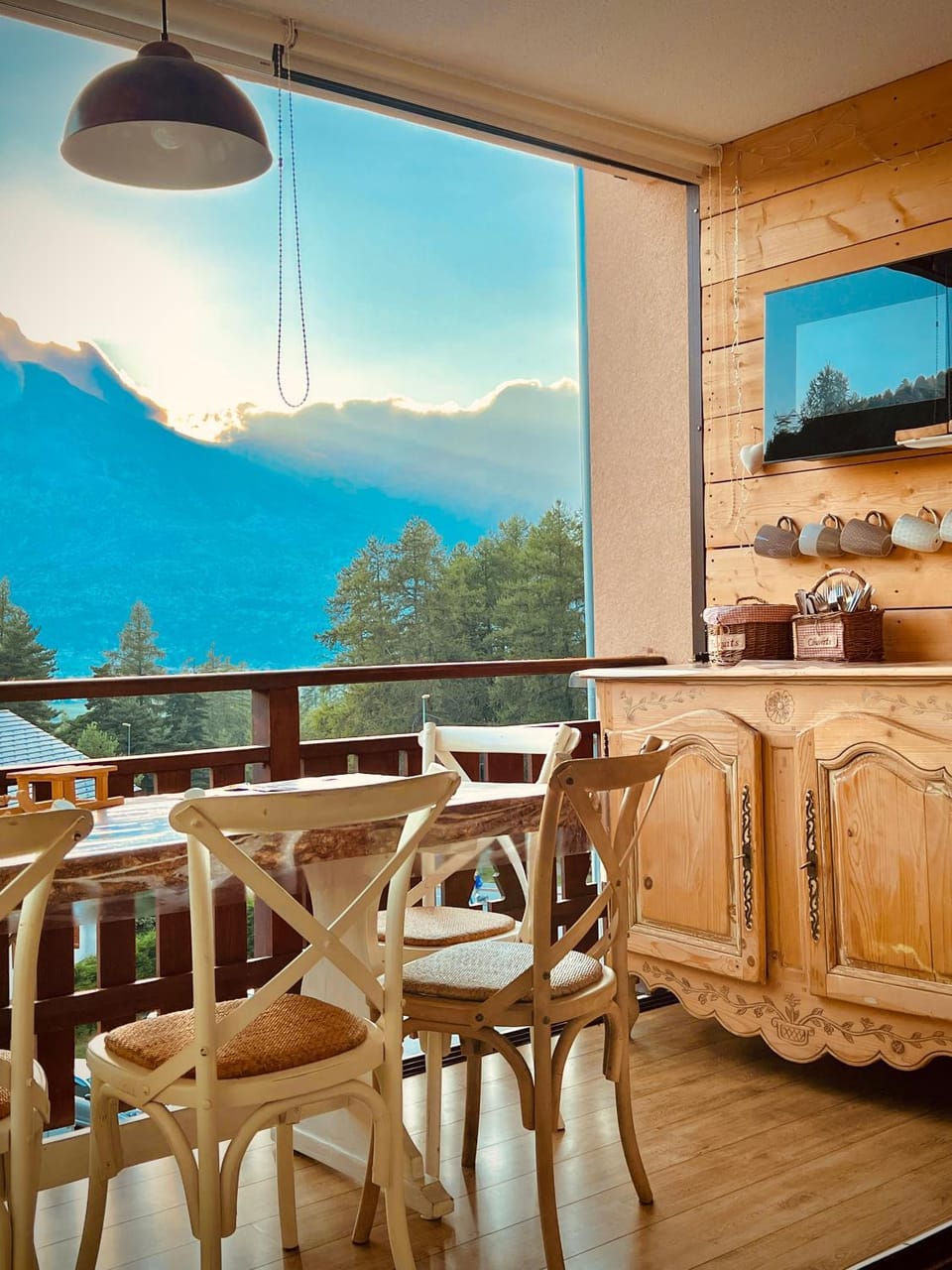 Dining area, Mountain view, Breakfast
