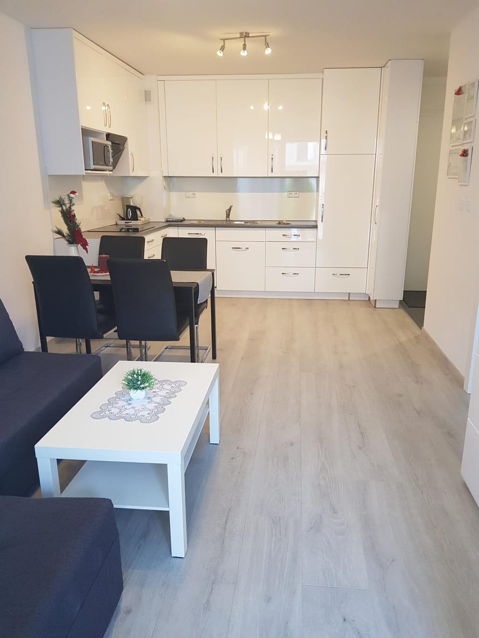 Kitchen or kitchenette, Dining area