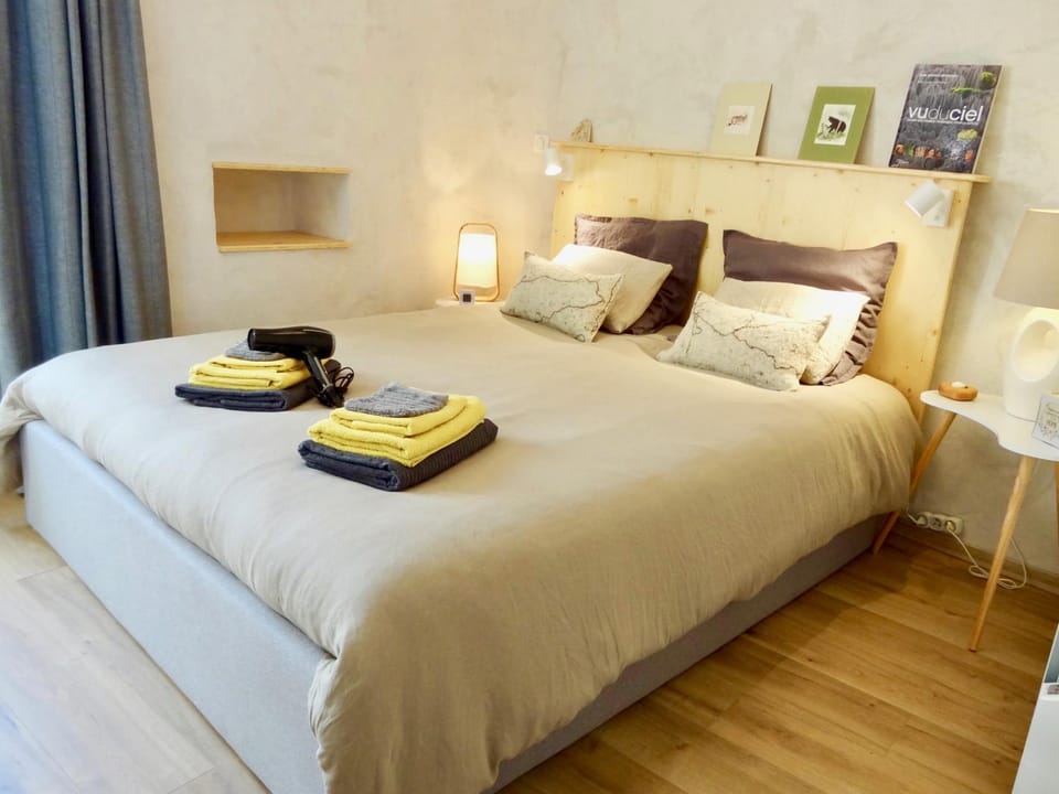 Bed, Photo of the whole room