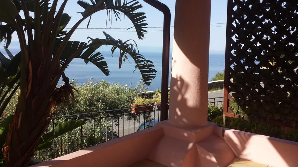 Salina Acroeoliano monolocali in villa Villa in Sicily