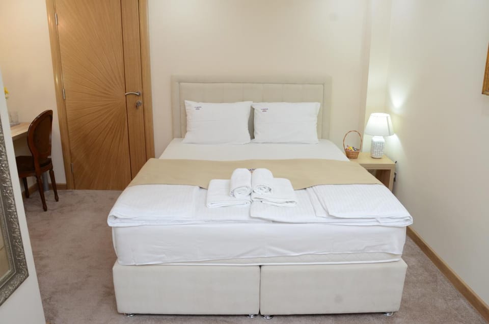 Photo of the whole room, Bedroom, towels