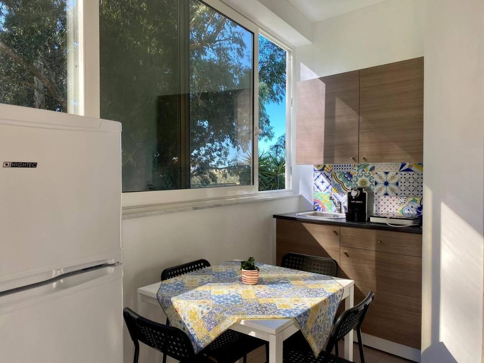 Coffee/tea facilities, Kitchen or kitchenette, stove