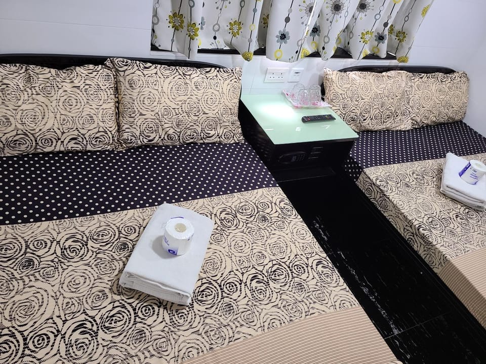 Bed, Living room, Photo of the whole room, Bedroom, group of guests, towels