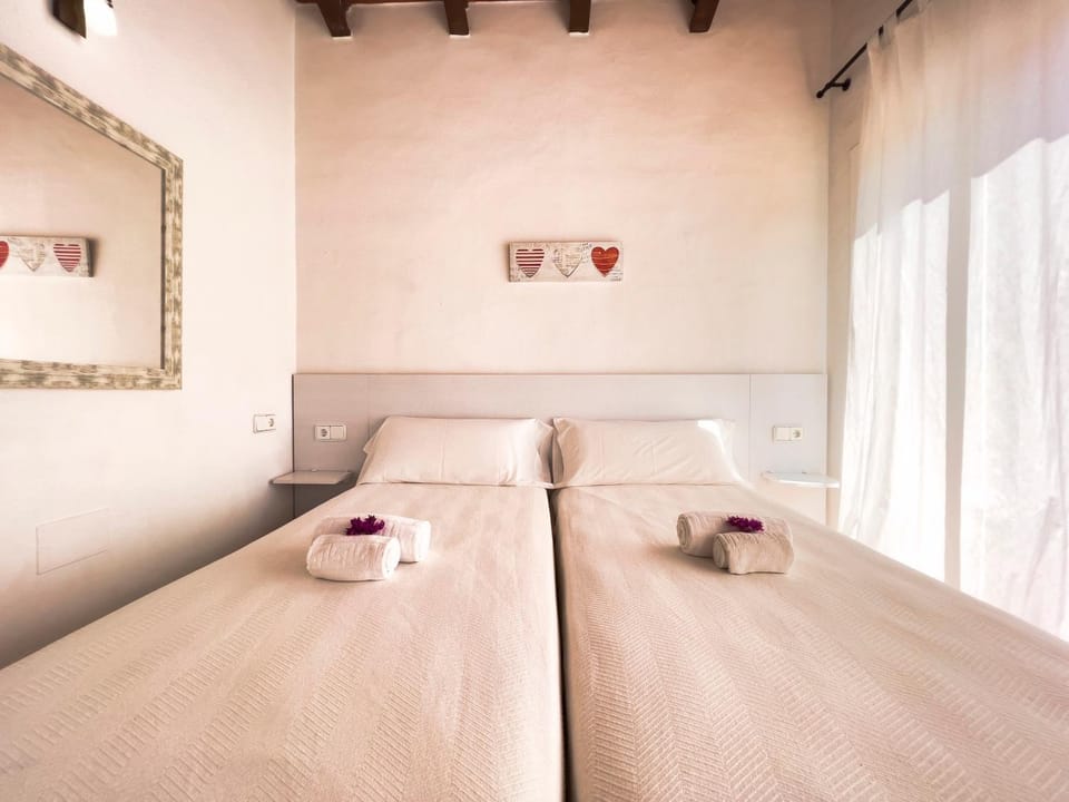 Bed, Bedroom, towels