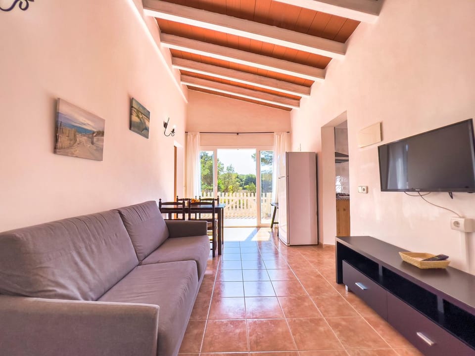 TV and multimedia, Living room, Seating area, Dining area