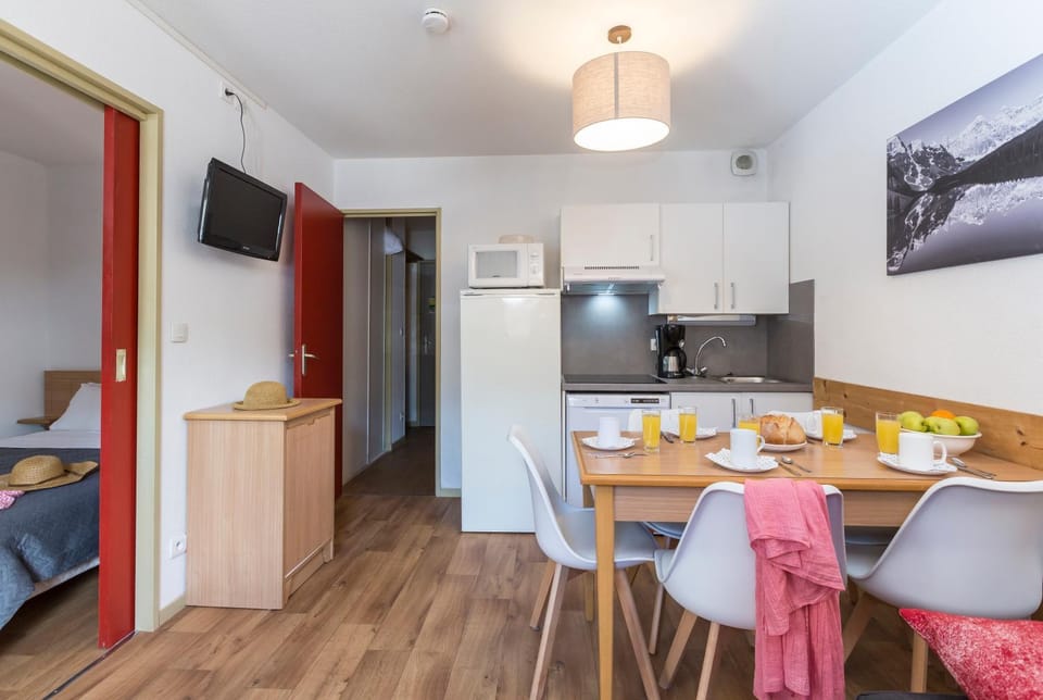 Kitchen or kitchenette, Seating area, Dining area