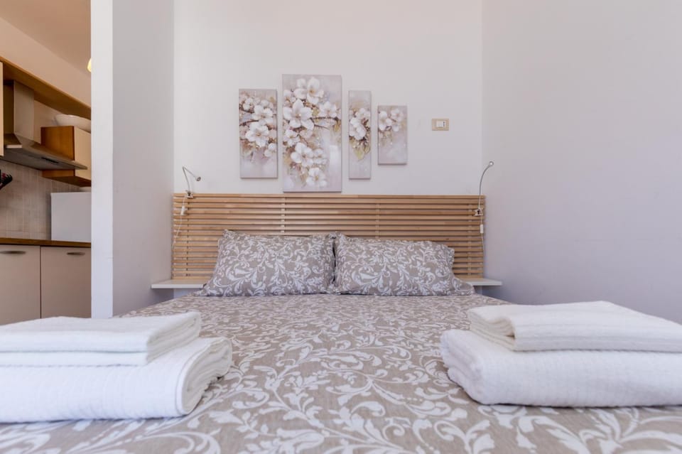 Bed, Photo of the whole room, Decorative detail