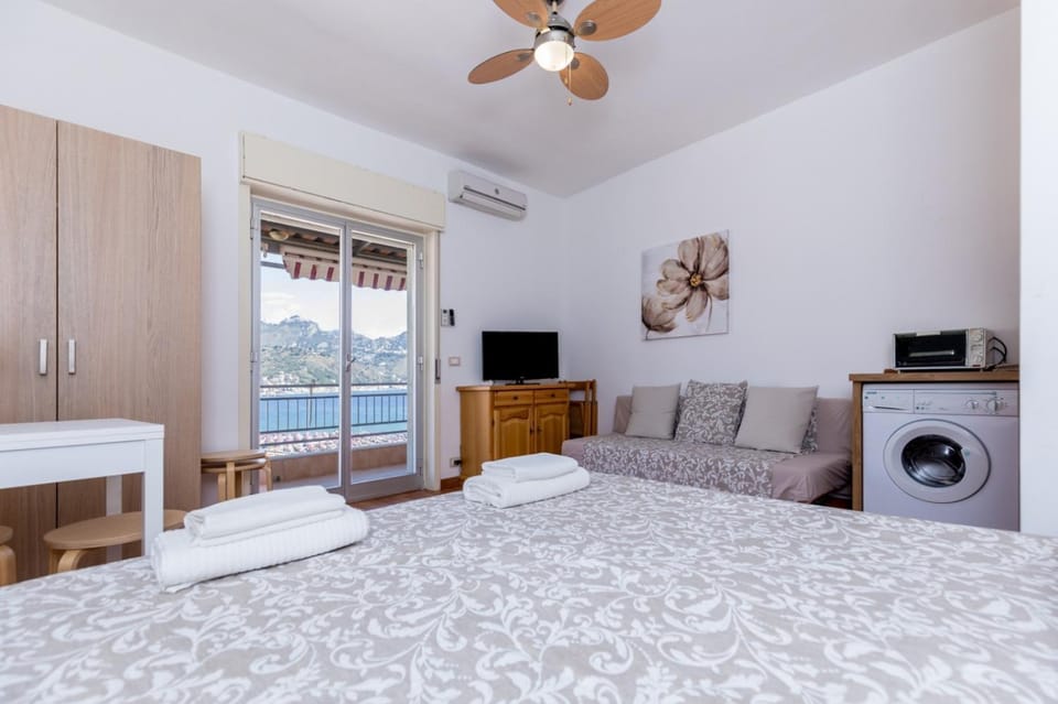 Bed, Living room