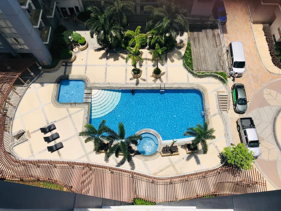 Bird's eye view, Pool view