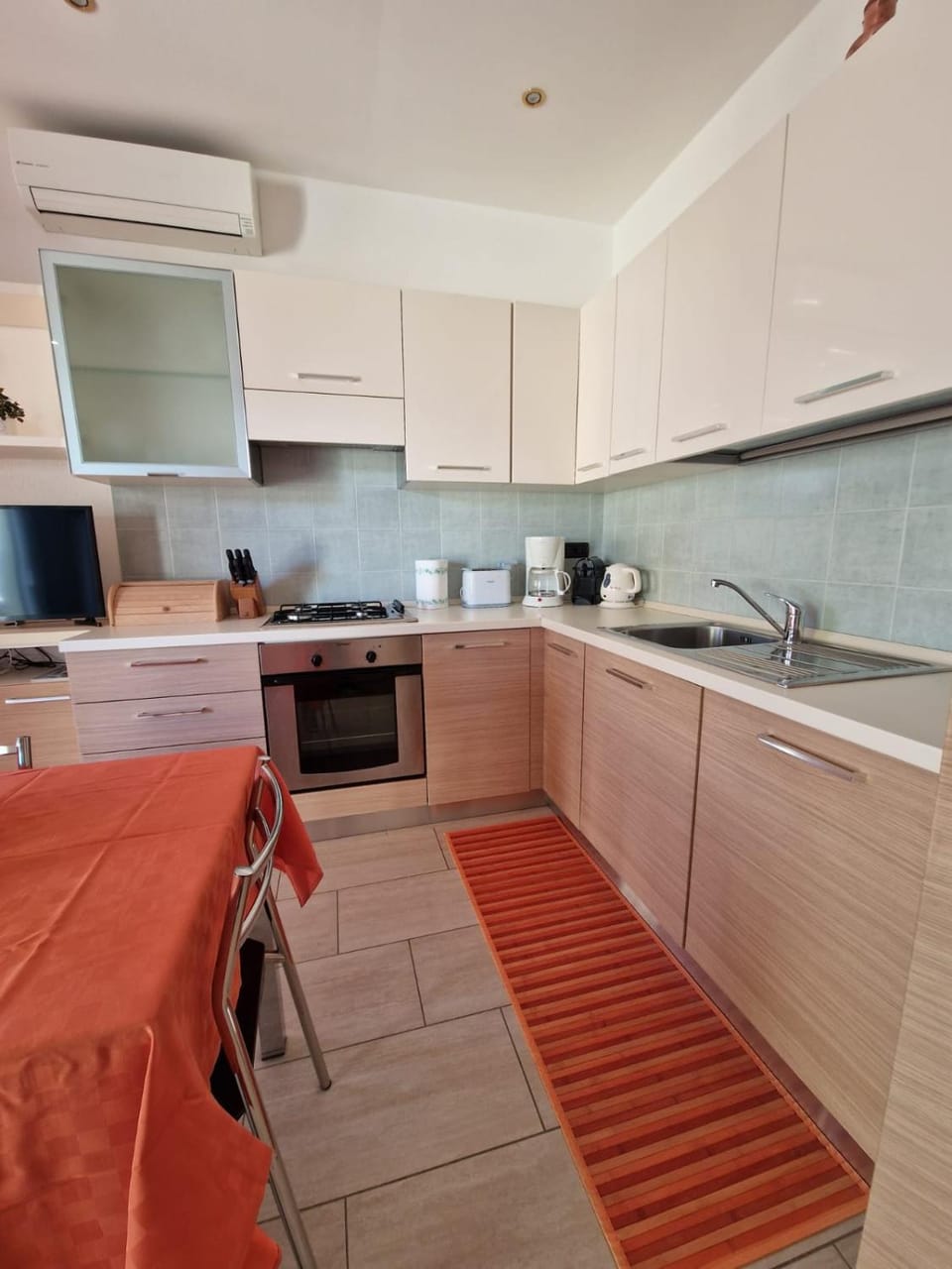 Dining area, kitchen