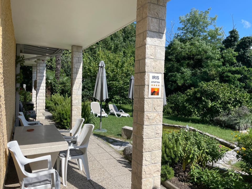 Patio, Day, Garden, Garden, Balcony/Terrace