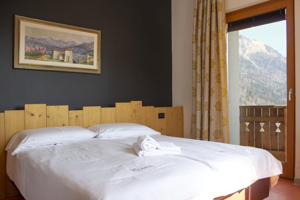 Bedroom, Mountain view
