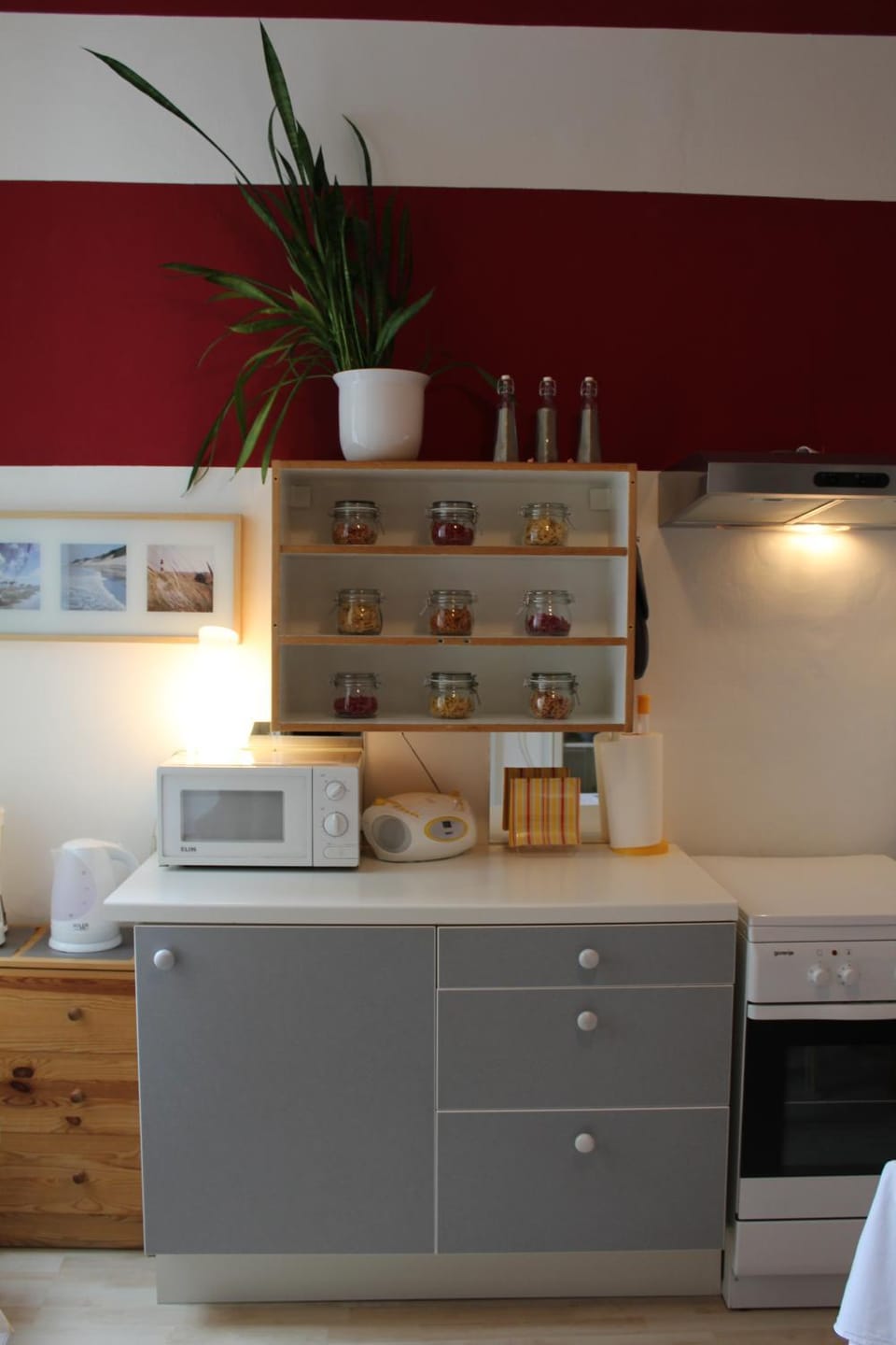 Coffee/tea facilities, Kitchen or kitchenette, Photo of the whole room, Decorative detail