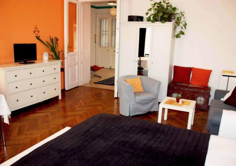 Photo of the whole room, Decorative detail