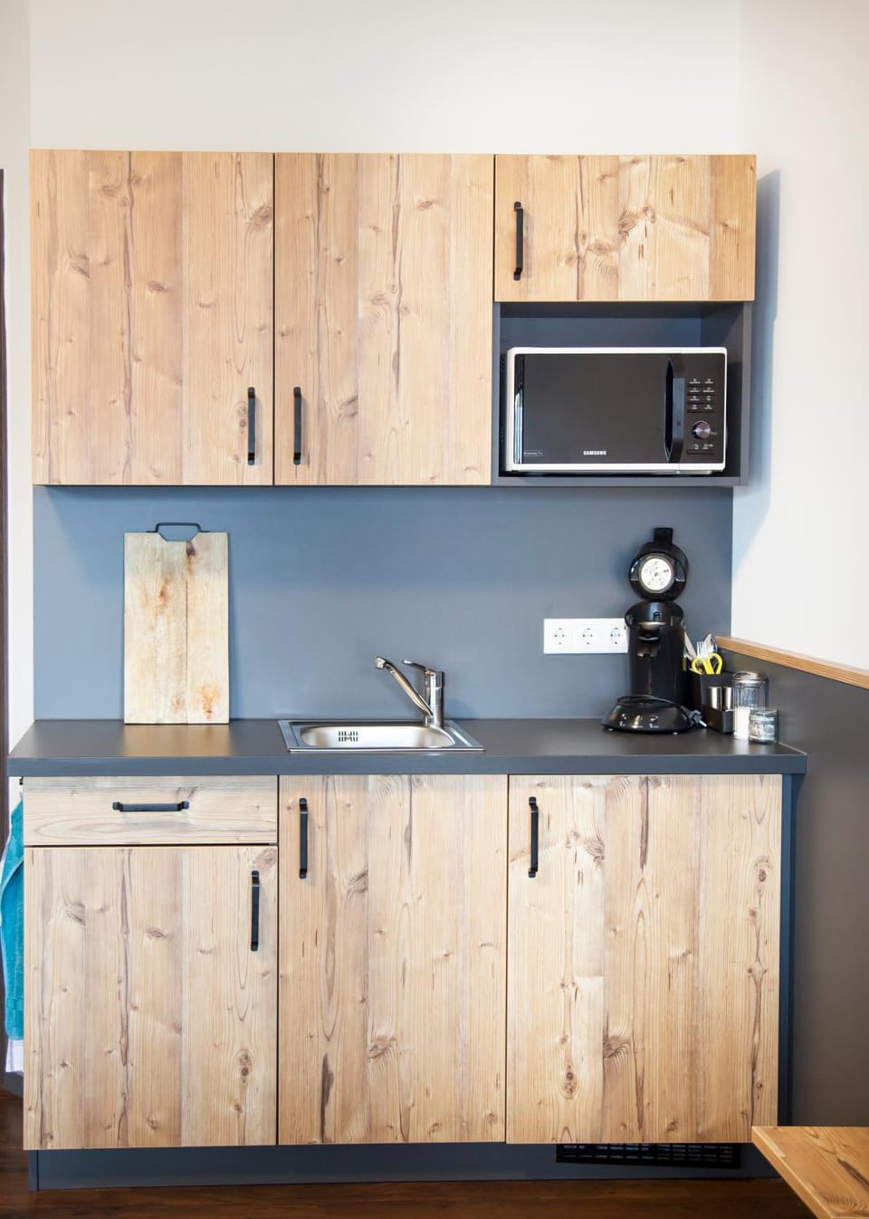 Kitchen or kitchenette, minibar