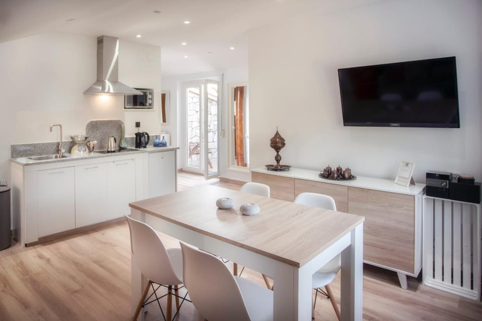 Kitchen or kitchenette, Dining area, Communal kitchen