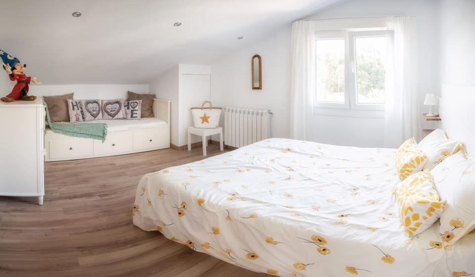 Staff, Photo of the whole room, Bedroom