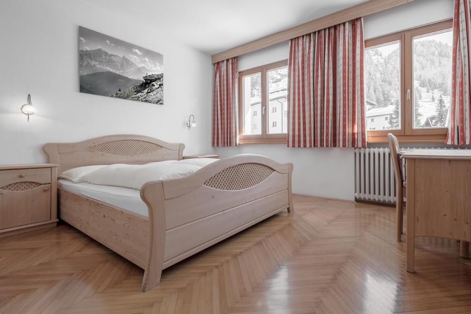 Bed, Photo of the whole room, Bedroom, Mountain view, children, young children, older children, group of guests, cot, Family