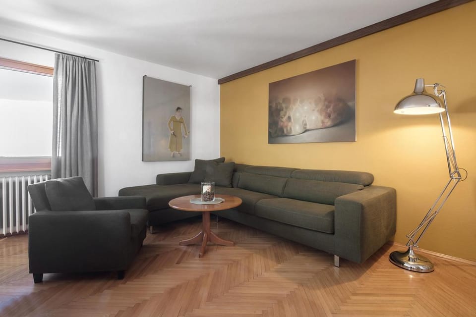 Patio, Library, TV and multimedia, Living room, Decorative detail, Seating area, Dining area, Mountain view, Family