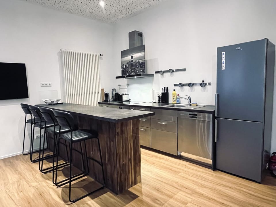 Coffee/tea facilities, Kitchen or kitchenette, Dining area, oven, stove