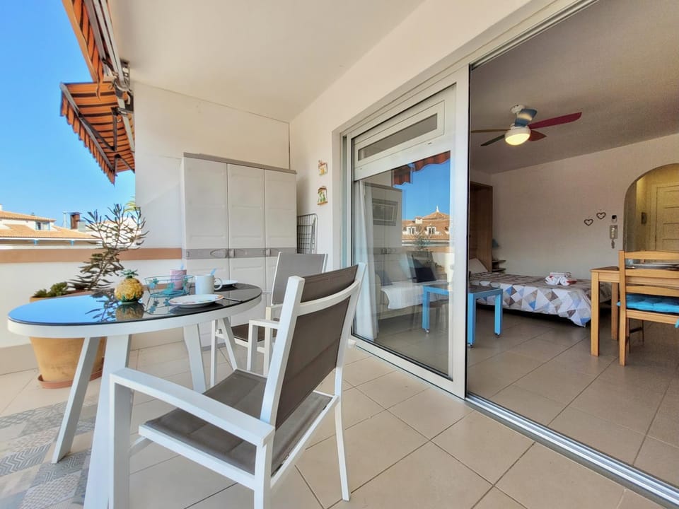 Bed, Balcony/Terrace, Living room, Seating area, Dining area, fireplace