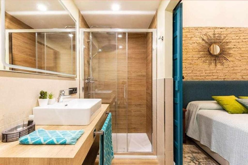 Shower, Bed, Bathroom, Photo of the whole room, Bedroom, towels