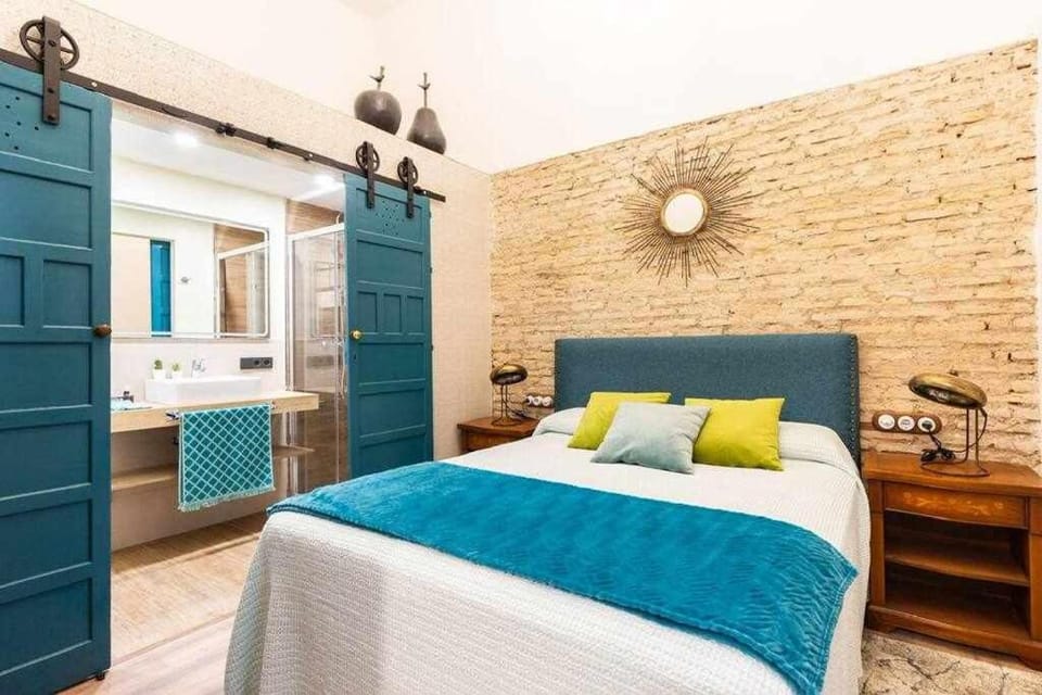 Shower, Bed, Bathroom, Photo of the whole room, Bedroom, towels