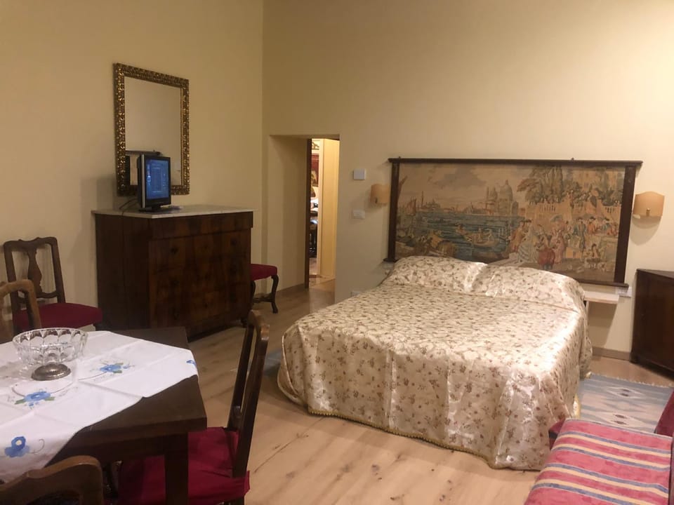 Bed, Photo of the whole room