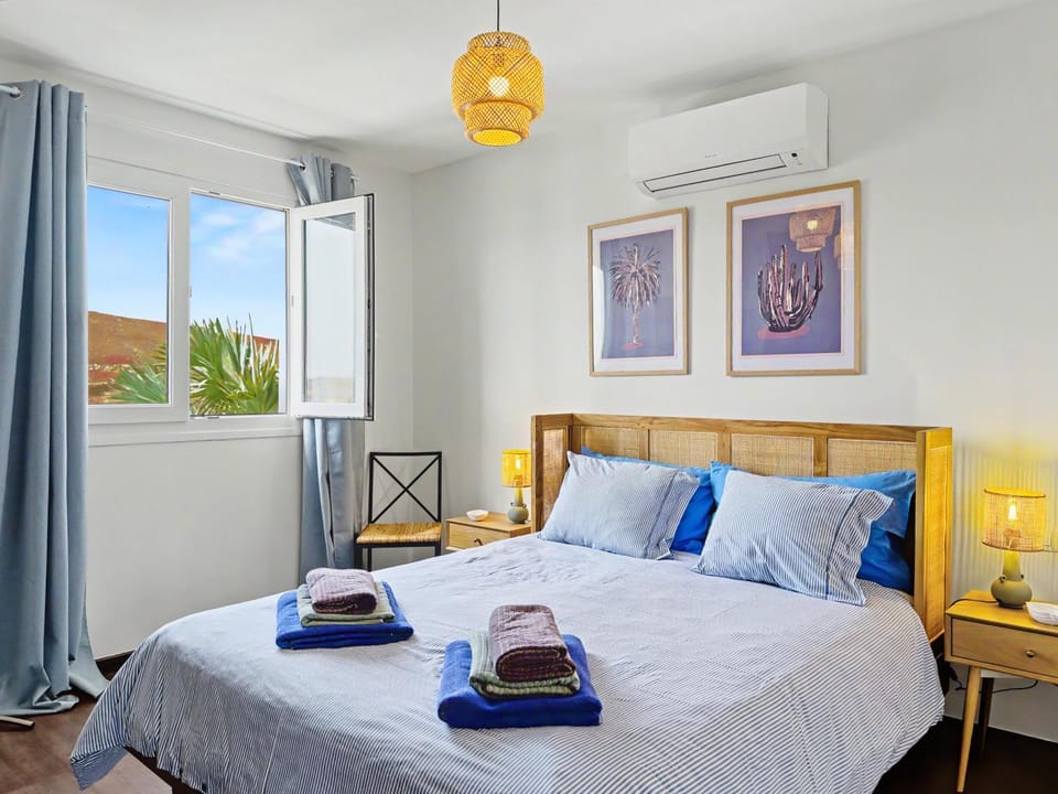 Bed, Bedroom, wardrobe, air conditioner