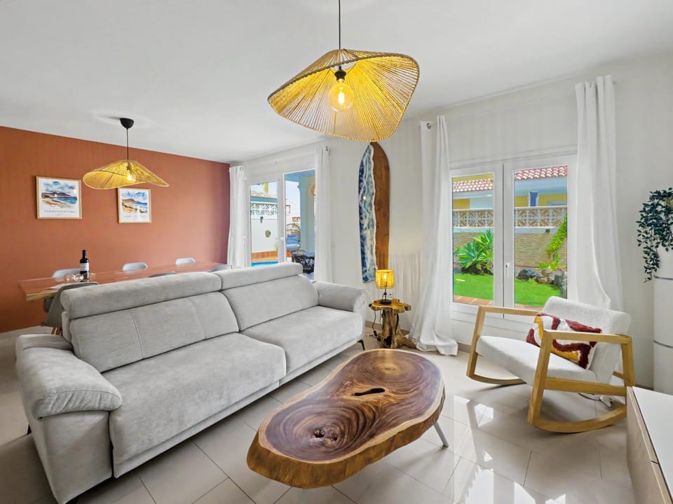 TV and multimedia, Living room, Dining area, Dinner