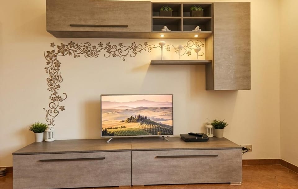 VAL D'ORCIA DELUXE 2, RAFFINATA CASA immersa nel verde con WiFi, giardino e parcheggio Apartment in Tuscany