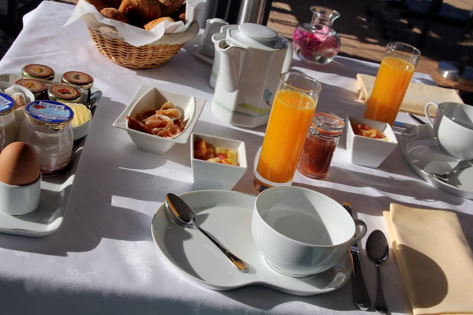 Restaurant/places to eat, Facade/entrance, View (from property/room), Balcony/Terrace, Dining area, Continental breakfast