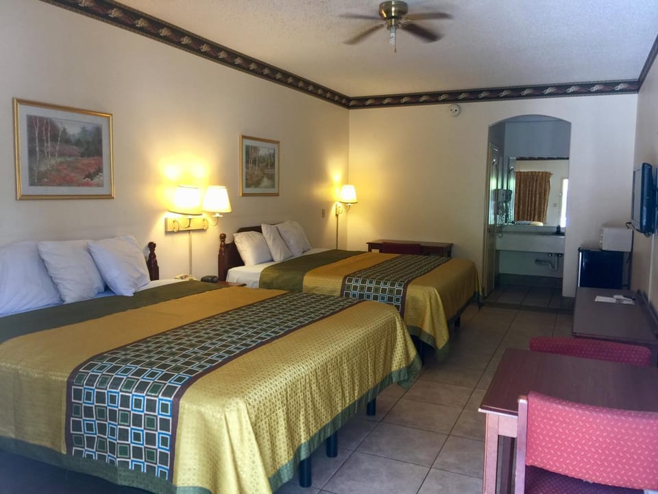 Bed, TV and multimedia, Photo of the whole room, Seating area, Bedroom