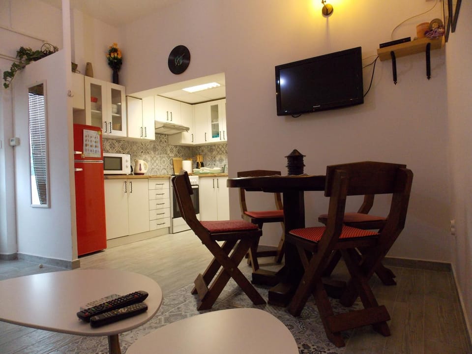 TV and multimedia, Kitchen or kitchenette, Living room, Seating area, Dining area