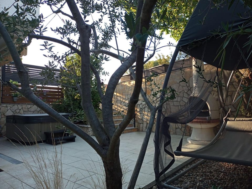 BBQ facilities, Hot Tub, sunbed