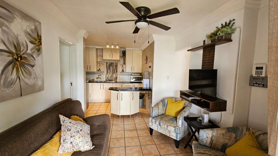 Kitchen or kitchenette, Living room, Seating area
