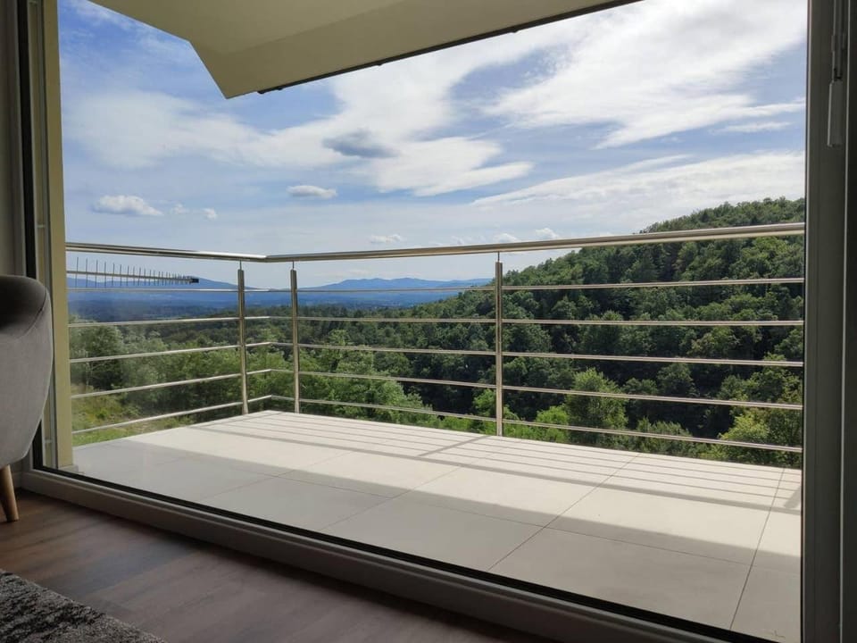 Balcony/Terrace, Mountain view