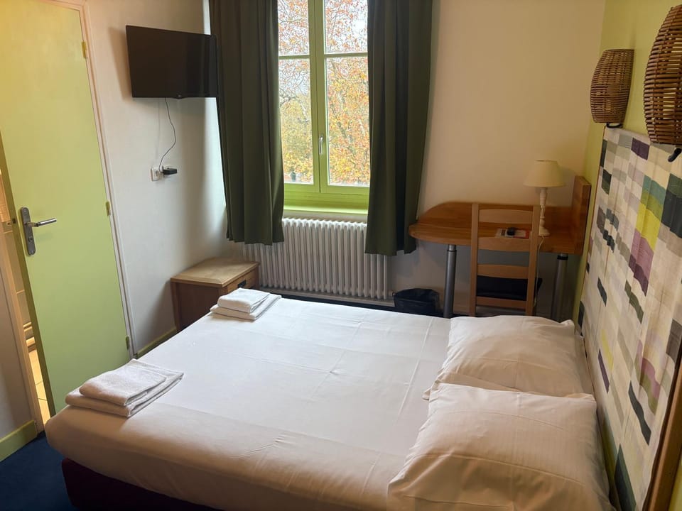Hotel Couleurs Sud 46 chambres avec ascenseur et bar-restaurant Centre ville-Gare Charleville-Mézières Hotel in Grand Est