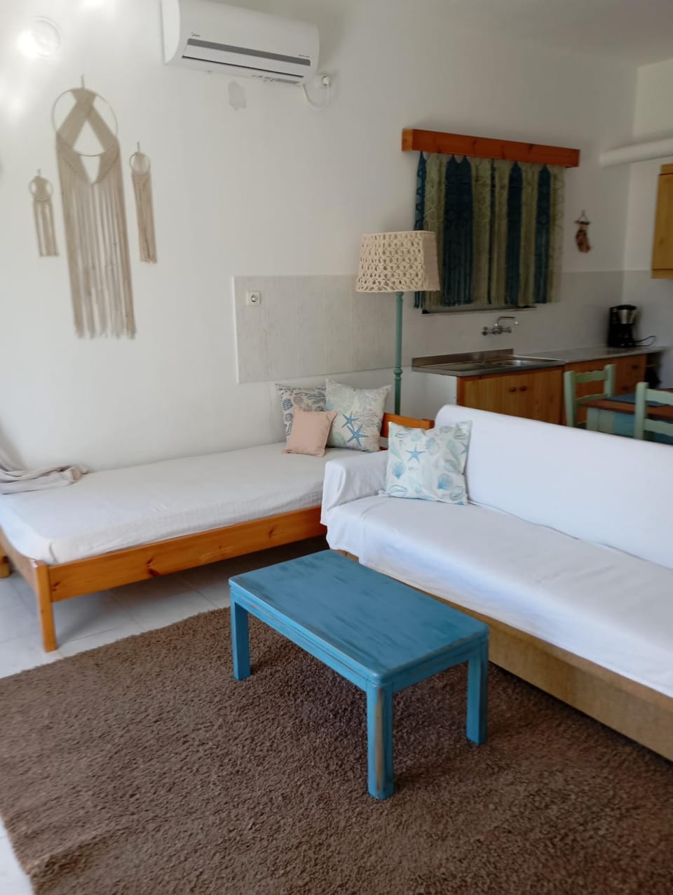 Bed, Seating area, air conditioner