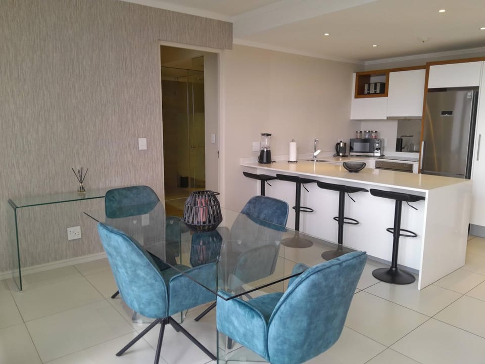 Kitchen or kitchenette, Seating area, Dining area