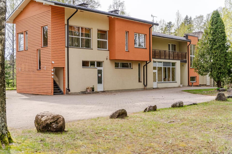 Facade/entrance, Location, Parking