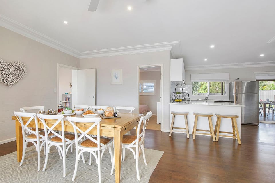 Seating area, Dining area