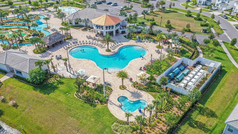 Bird's eye view, Pool view