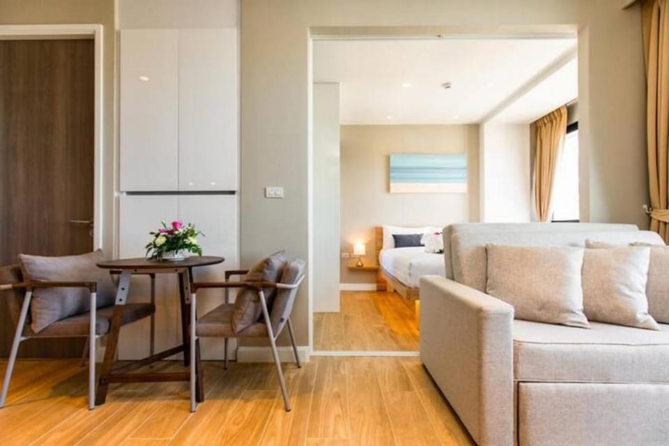 Bed, Living room, Photo of the whole room, Seating area, Dining area, Bedroom