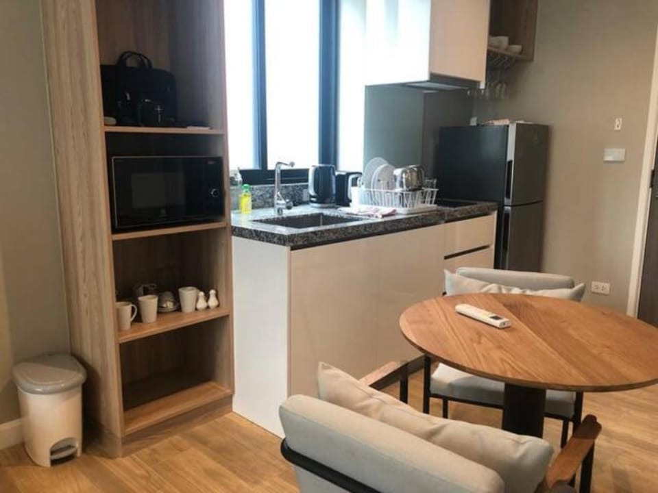 Kitchen or kitchenette, Dining area, stove