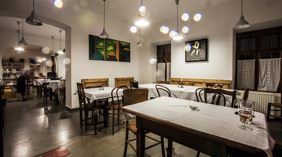 Restaurant/places to eat, Restaurant/places to eat, Lounge or bar